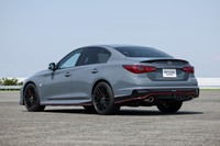 「フェアレディZ NISMO」に対し、全長が40cm以上長く、ホイールベースも30cm長い「スカイライン NISMO」。よりGT的な寸法のクルマといえる。