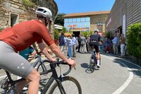 会期2日目の昼。デンマークのサイクリングウエアブランド、パスノーマル(パ・ノルマール)ストゥーディオズがオーガナイズしたサイクリストが会場に続々到着。