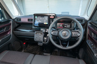 マットカラーのボルドーやピアノブラック調の装飾が目を引く「スペーシア カスタム ハイブリッドXSターボ」のインストゥルメントパネルまわり。カスタムの「ハイブリッドXS」とハイブリッドXSターボでは、ステアリングホイールやシフトノブが本革巻きとなる。