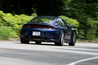 足まわりには「カレラ」よりも車高を10mm低く設定したアダプティブスポーツサスペンションを装備。専用チューニングのリアアクスルステアリングも備わっている。