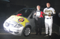 「阪神タイガースMVP賞」を受賞した久保田智之投手。