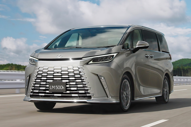 日本勢では、レクサスの「LM」(写真)や「LBX」などがグラデーショングリルの最右翼だ。