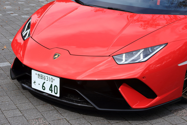 標準モデルの「ウラカン」とは、「エアロダイナミカ・ランボルギーニ・アッティーヴァ(ALA)」の導入に合わせて、フロントマスク(空気導入部分)の形状が大きく異なる。