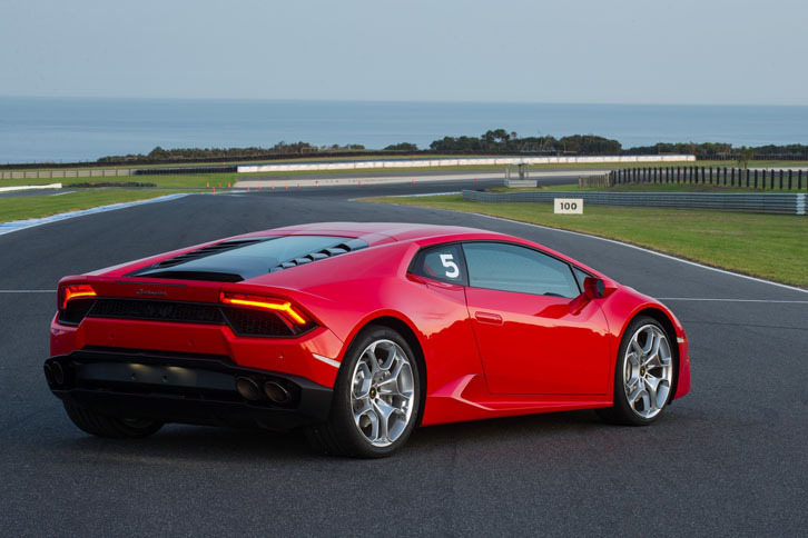 日本での車両価格は2280万円。ボディーカラーおよびインテリアの色とトリムは、ウラカン向けに用意されたフルレンジから選択可能。