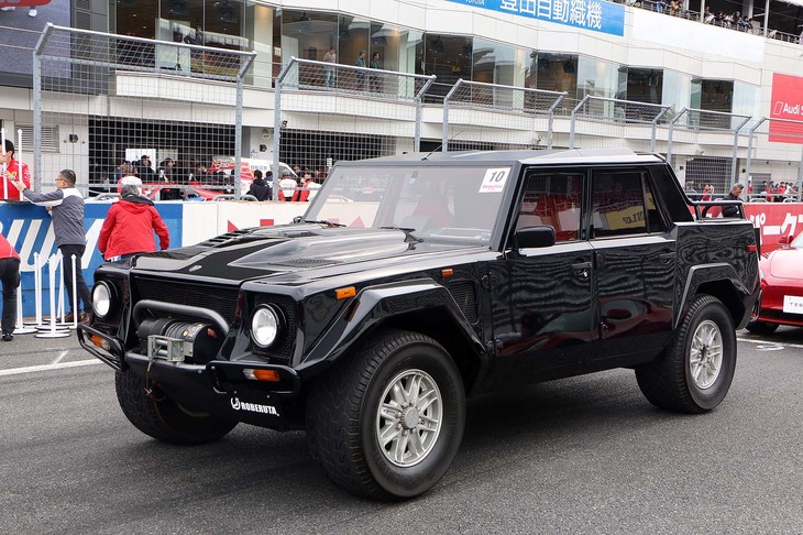 ランボルギーニ初のSUV「ランボルギーニLM002」。「ウルス」の登場で再び注目を集めている同車は、もともと軍用車として開発されただけに、高級クロカンでありながらかなりワイルドな雰囲気を持つ。