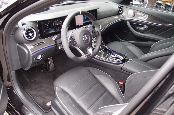 「E63 S 4MATIC+」もハンドル位置は左右が選べる。ただし、最小回転半径は、左ハンドル車(5.9m)に対して右ハンドル車(6.0m)の方が大きくなる。