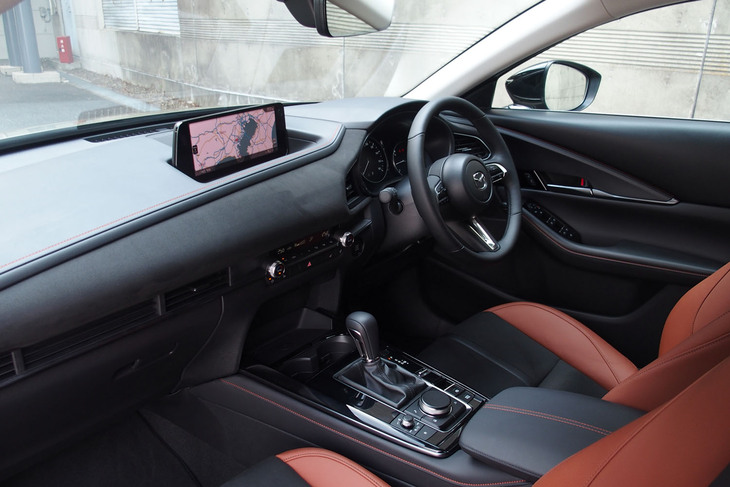 「CX-30レトロスポーツエディション」のインテリア。ブラックのレガーヌが用いられたインパネやガンメタリックの加飾、テラコッタステッチなどが特徴となる。