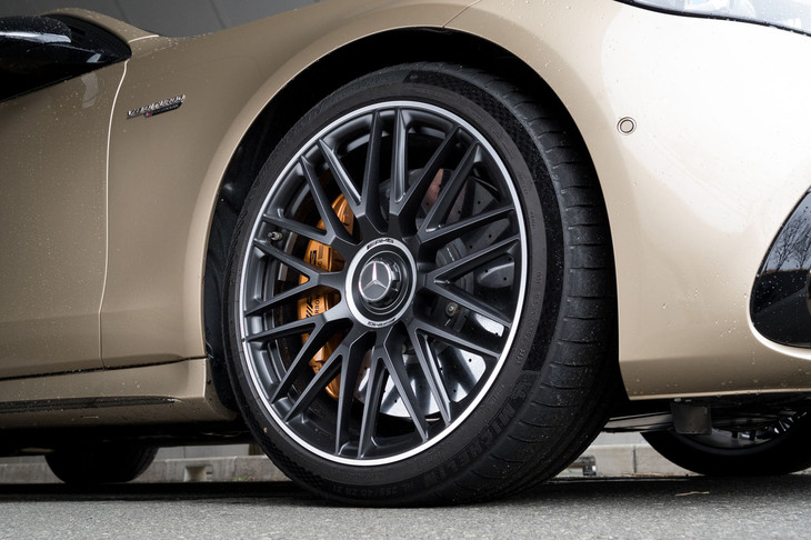 タイヤサイズは、前が255/40ZR21、後ろが285/35 ZR21。ホイールは4種類から選択可能で、試乗車には10ダブルスポークデザインの鍛造ホイールが装着されていた。