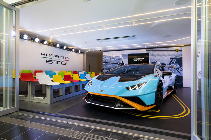 2020年11月20日、東京・六本木のランボルギーニブランド体感スペース「THE LOUNGE TOKYO」において、「ウラカンSTO」が世界初公開された。
