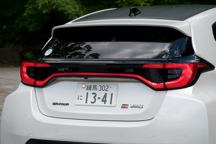 左右がひとつながりになったリアコンビランプは最新型=“進化型”であることをアピール。スポイラーとバンパーを交換しやすくするため、ハイマウントストップランプとバックアップランプもここに統合された。