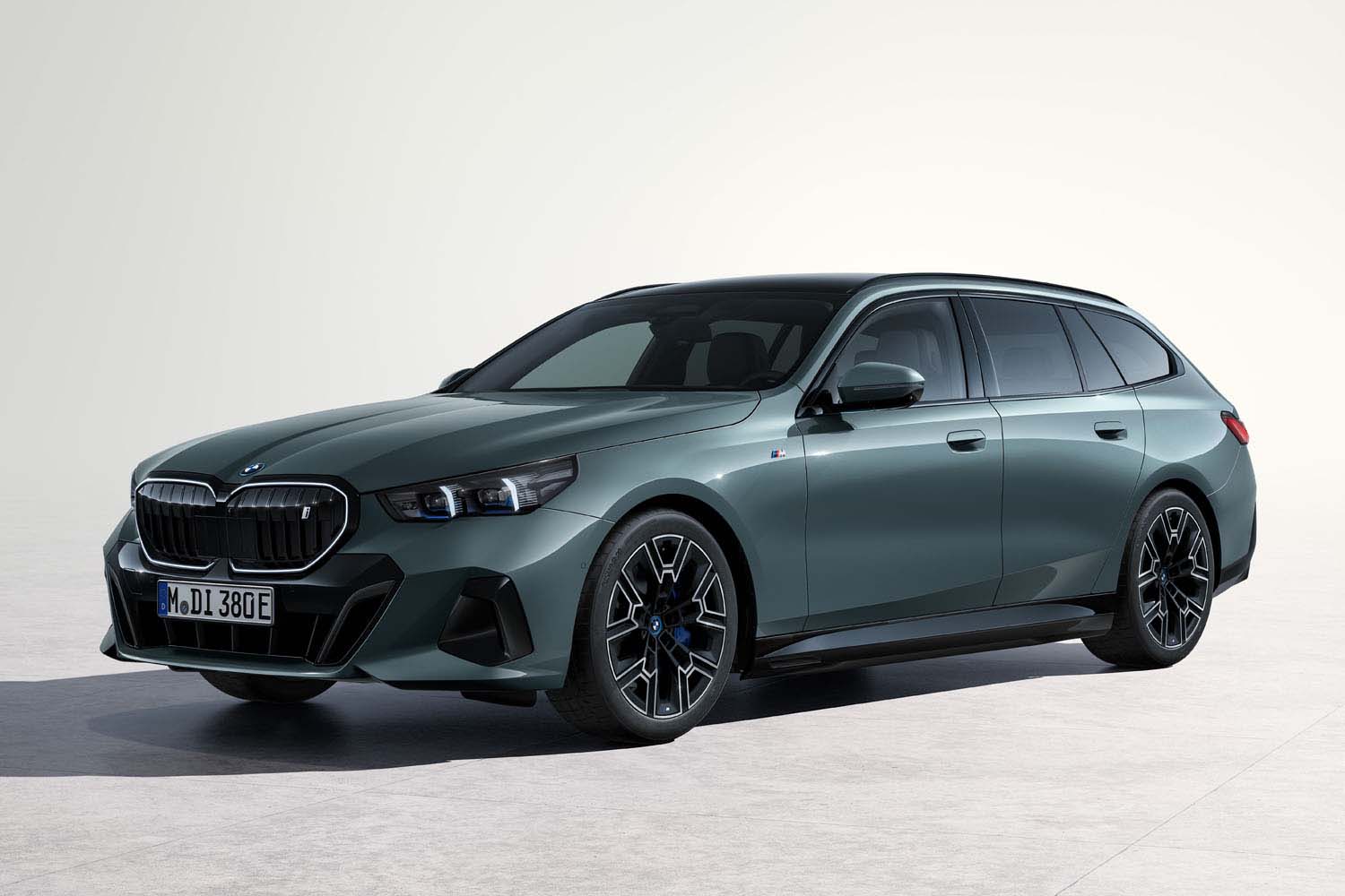 BMWが新型「5シリーズ ツーリング」発売 電気自動車とディーゼル車を