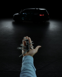 2019年の「コンセプトGLB」発表の際に先行公開された、ティザーイメージ。手前の人物が手にしているのはベンツ印の10徳ナイフだが、今思えばGLBのキャラクターを実によく表していた。