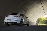 エアサスペンション装着車の場合、最低地上高は標準で190mm、最も高い位置で245mmとなる。コイルスプリング式の場合は210mm。