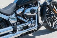 2025年モデルより採用された、改良型の「ミルウォーキーエイト117」エンジン。3種類の仕様があり、「ブレイクアウト」の“カスタム”仕様と2024年モデルのエンジンを比べると、最高出力、最大トルクの値に大きな変化はないが、最大トルクの発生回転数が500rpm低められ、より力強いトルク特性となった。