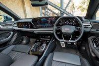 ダッシュボードはメーター用とセンターの液晶スクリーンがつながっているかのように見せるはやりのスタイル(助手席用はオプション)。ただし、スクリーンサイズは結構違っており(11.9インチと14.5インチ)、メーター用は額縁の面積がだいぶ広い。