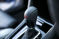 「スバルWRX S4 tS」のトランスミッションはCVTのみ。コンベンショナルなMTは用意されない。写真は、STIのロゴが入れられた専用のシフトノブ。