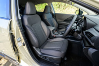 シート表皮は、「ツーリング ウィルダネス」ではトリコット。「リミテッド ウィルダネス」ではファブリックとトリコットのコンビタイプ。リミテッドベースのモデルと同じく、ツーリング ウィルダネスにも前席に電動調整機構(運転席はメモリー機能付き)が装備される。