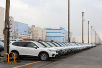 船積みのためふ頭に移された「スバル・フォレスター」。ボディー下部やホイールハウスの塩を水で落としてから積み込まれる。