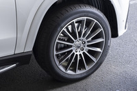 タイヤサイズは、前が275/45R21で後ろが315/40R21。22インチのタイヤ&ホイールセットを履く「GLE450d 4MATICスポーツ」よりはひとまわり小さいが、それでも十分にデカい。