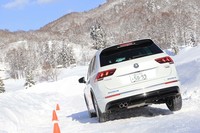 左の前輪を穴に落とすと、リアの後輪が宙に浮いた状態に。「スノーモード」に設定すると、この状況からでもあっさりと脱出できた。