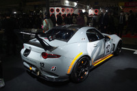 スーパー耐久レースのST-Qクラスに参戦中の「MAZDA SPIRIT RACING ROADSTER CNF concept」。ルーフやリアウイングに「MAZDA SPIRIT RACING」のロゴマークが見える。