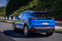 冬性能を強化しながらも「均一摩耗プロファイル」の採用によって摩耗エネルギーを分散し、偏摩耗を抑制。ライフ性能が従来型の「アイスナビ7」よりも3%向上し、転がり抵抗については、同じグッドイヤーの低燃費タイヤ「イーグルIS EXE」と同等レベルが確保されている。