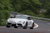 シャシーの改良によってロールバランスと乗り心地を改善したほか、操舵フィーリングと限界域でのコントロール性の向上を図っている。