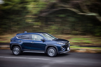 フロンクスは普通に走るにはもちろん十分だが、高速追い越しや上り坂などで、アンダーパワーを感じる瞬間もある。マイルドハイブリッドは燃費特化タイプなので、モーターアシスト効果を体感できるほどでもない。