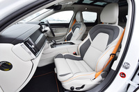 専用ナッパレザー/”オープングリッド”テキスタイル・コンビネーションのシート。パイピングやシートベルトはフレアオレンジでコーディネートされる。