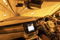 上信越自動車道の下り、黒姫野尻湖PA手前にあるトンネルを行く「V90 B6 AWDインスクリプション」。余分な神経を使わずに運転できることが、高速道路の巡航ではありがたい。