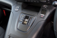 ダイヤル式だったシフトセレクターはグループ内で広く使われるツマミ式に変更。左奥にはUSBタイプCポートが2つ備わっている。