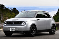 都市部での利用を想定したというコンパクトなEV「ホンダe」。今回試乗した「アドバンス」グレードのボディーサイズは全長×全幅×全高=3895×1750×1510mm、ホイールベースは2530mmで、車重は1540kgと発表されている。