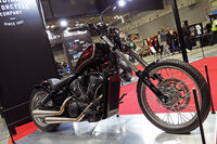 スウェーデンのUnique Custom Cyclesの手になる新型「スカウト」。ロングフォークのモダンチョッパーだ。