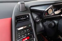 メーターバイザーやセンターコンソールパネル、助手席のエアコン吹き出し口にはカーボン製のパーツが採用されている。