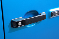 ドアハンドルは指をかけるだけでアンロックが可能に。開閉時のガチャリという操作音はきちんと維持されている。