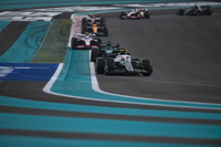 アルファタウリの角田裕毅(写真前)は、昨季自己最高4位入賞を果たした得意のヤス・マリーナのコースで奮闘し、予選では12位、リカルドの降格で11番グリッドとポイント獲得に向けて好位置を得た。レースでは全力を尽くしたというが、終盤にタイヤがパフォーマンスを落としペースが上げられず、入賞圏目前の11位でレースを終えることとなった。F1キャリア2年目の2022年シーズンは、12点獲得でランキング17位。デビューイヤーの32点と比べポイント数は減ったが、マシンの戦闘力不足やチームの戦略ミスなどによるところも大きく、角田自身のドライビングやレースウィークを戦う姿勢からは成長のあとが見て取れた一年だった。来季は新しいチームメイト、ニック・デ・ブリースとコンビを組むことになる。このレースを最後にアルピーヌに移籍するピエール・ガスリーは、予選17位から14位完走となり、今季の獲得ポイントは23点でランキング14位だった。またアルファタウリは8位のハースに2点届かず、コンストラクターズランキング9位に終わった。(Photo=Getty Images / Red Bull Content Pool)