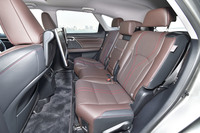 2列目シートは3人掛け。ただし中央の席は座面が短いために座りにくい。