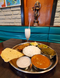 東京・原宿にある「Viva Goa Indian Cafe 原宿店」で、ゴアの料理に興味のあるあなたにイチオシ! とすすめられたのが、写真の「ビバゴアスペシャルターリーセット」。スパイシーかつ手の込んだ逸品で、思い出すとまた食べたくなってくる。