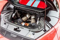 リアカウルの窓からのぞくパワーユニット(といっても、見えるのはエキゾーストパイプぐらいだが)。エンジンやバッテリー、2分割の燃料タンクなどは、いずれも非常に低い位置にレイアウトされている。