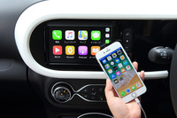 新採用の「EASY LINK」は、携帯端末との連係機能であるApple CarPlayとAndroid Autoに対応。タッチスクリーンに加え、「ホーム」や「メニュー」などの操作については独立したボタンを設けることで利便性を高めている。