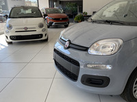 「フィアット・パンダ」(319型)のバンパーまわり(写真手前)。