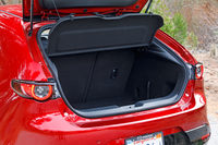 ハッチバックのラゲッジルーム。容量や寸法などは発表されていないが、床面は開口部に比して低く、外観から想像する以上のスペースが確保されていた。