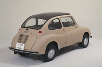 「スバル360」は丸みを帯びたデザインから“てんとう虫”の愛称で親しまれた。(写真はプロトタイプ)