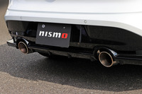 ステンレス製のスポーツマフラーは、幅広い速度域での軽快かつ心地よいサウンドを追求した一品。写真には写っていないが、エキゾーストフィニッシャーはリベット留めで、「NISMO」のロゴがあしらわれている。