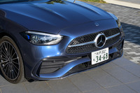 今回の試乗車は、2025年4月に登場した「C220dラグジュアリー」。「AMGラインパッケージ」が採用されたスポーティーな意匠や、充実した機能・装備を特徴としたグレードで、灯火類には「DIGITALライト(ウルトラハイビーム付き)」や「アダプティブハイビームアシスト・プラス」が採用される。