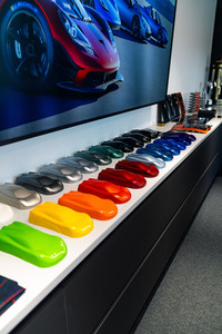 「T.50」のボディーカラーはおよそ3000タイプが用意されており、100台の注文分のすべてが異なる色だという。