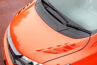 サイドにエアアウトレットが設けられた「エアロボンネット」。エンジンルーム内の温度を10度下げる効果がある。マイナーチェンジ前の「フィット」にも装着可能。