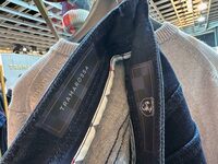 ウエストバンド内側には2つのブランドのタグが。