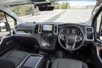 後席の乗客が主役となる「グランエース」だが、随所に木目調パーツを採用するなど、運転席まわりの質感もなかなかのもの。