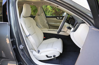 今回試乗した「XC60ウルトラB5 AWD」のインテリアは、「ブロンド」と呼ばれるカラーのファインナッパレザーシートや白いウッドパネルなどでコーディネートされていた。北欧ブランドらしい落ち着きのある上質な雰囲気を感じることができた。